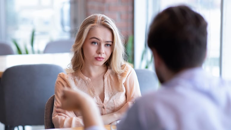 Mujer aburrida en una cita donde el hombre solo habla de sí mismo