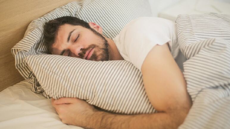 ¿Cuántas horas exactas debes dormir para frenar el envejecimiento? Harvard responde