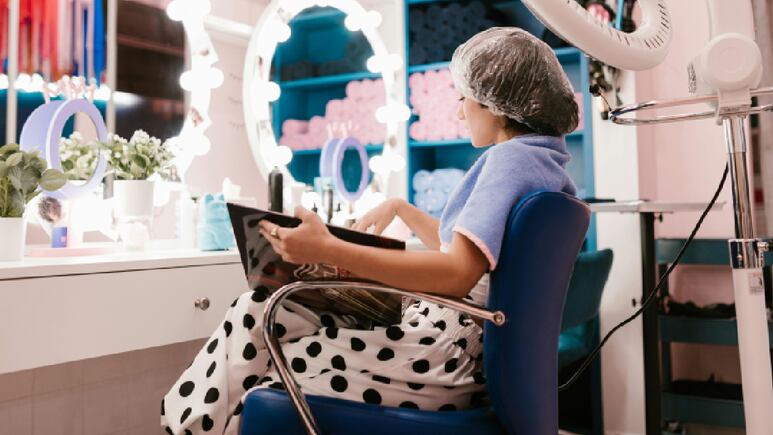 Despídete de las canas sin teñir y recupera color y brillo con este truco natural