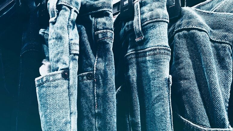¡El último grito de la moda! Jeans con "efecto pipí" causan sensación en redes (FOTOS)