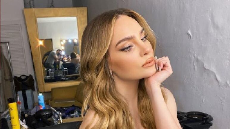 ¡Mucho bling, bling! Belinda nos enseña a usar los diseños de uñas con glitters este verano