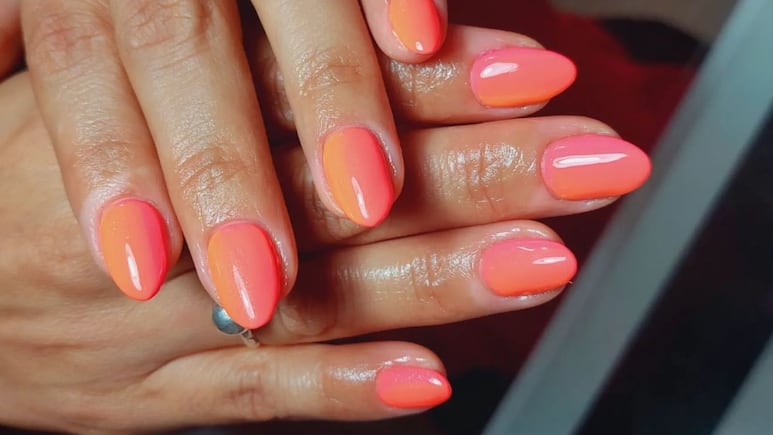 5 diseños de uñas acrílicas color coral que son perfectos para rejuvenecer las manos en verano