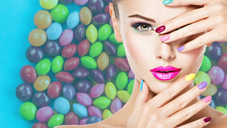 Uñas tipo skittles: la manicura perfecta para lucir en verano