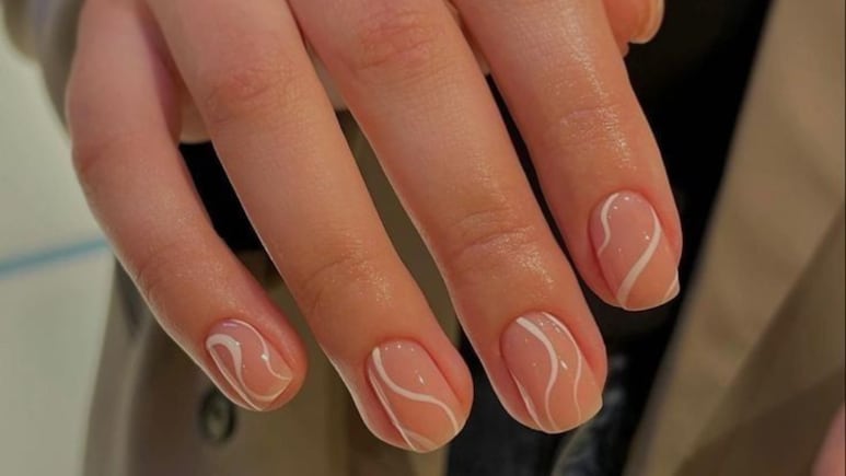 Uñas acrílicas cortas: 3 diseños que debes usar si tienes más de 45 años