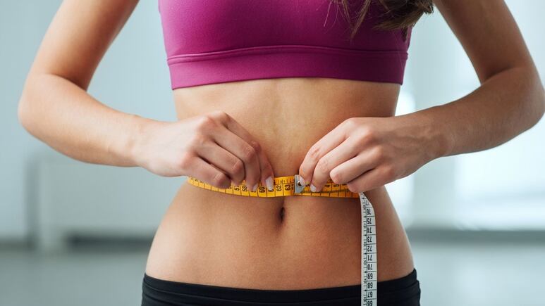 Abdominales: Haz 1 ejercicio para eliminar los rollitos del vientre en 1 noche