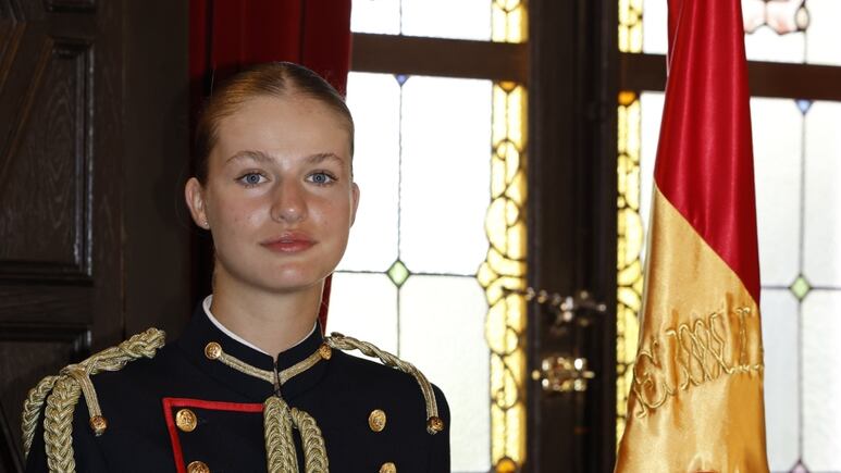 La princesa Leonor realiza el acto de jura a la bandera en la Academia Militar frente a sus padres