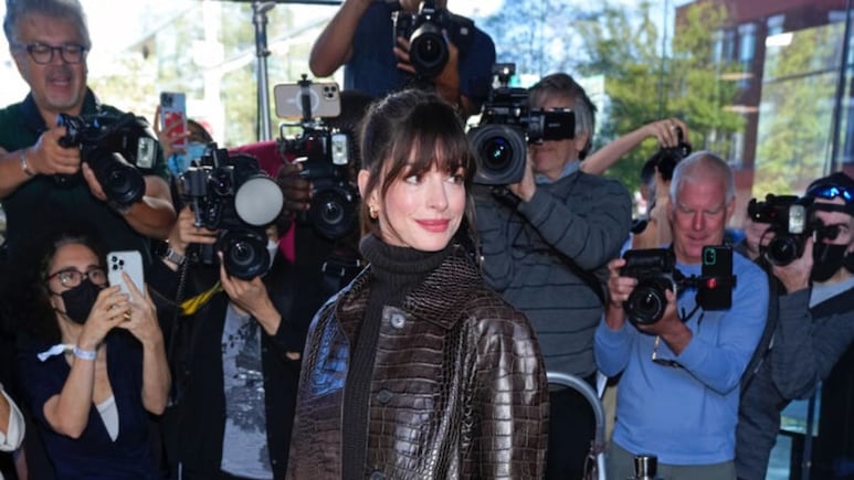 Anne Hathaway usa el fleco consentido que rejuvenece la mirada y que será tendencia en otoño