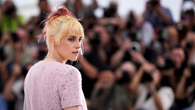 Kristen Stewart llega a Festival de Cannes al estilo Barbie