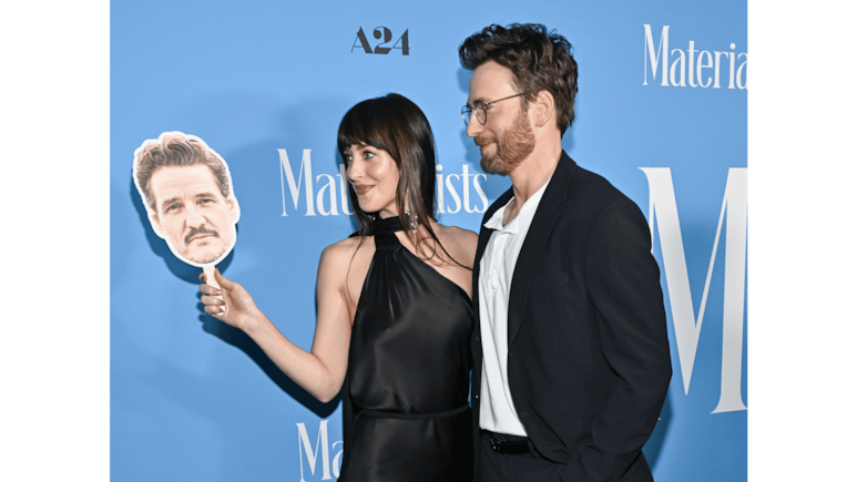 Dakota Johnson y Chris Evans se divierten en el estreno de Materialists