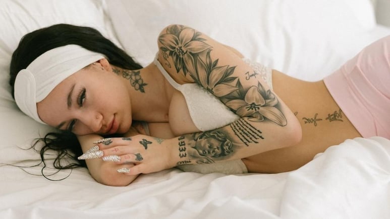 Rapera de 18 años gana 1 millón de dólares en OnlyFans en solo seis horas