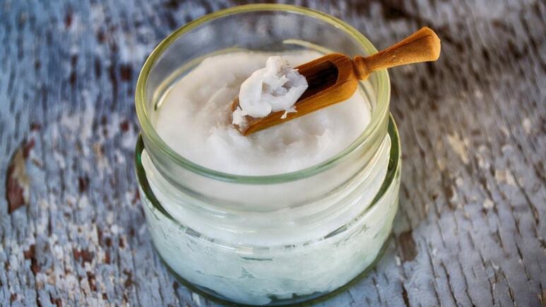 Mascarilla casera con colágeno natural y aceite de coco para reparar el cabello maltratado