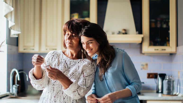 ¿Cómo saber si tu suegra NO te quiere? 5 razones por las que le podrías caer mal