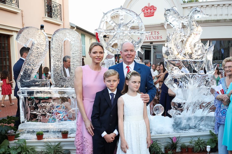 La familia real de Mónaco reunida celebrando 20 años de reinado