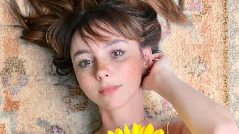 Natalia Téllez luce el fleco recto que rejuvenece la cara a los 30