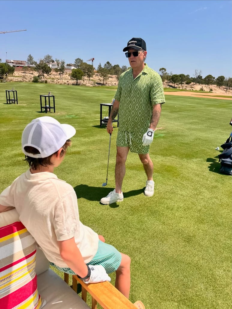 Robbie Williams juega golf con su hijo en el resort CostaTerra