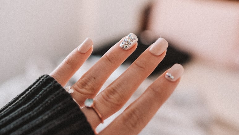 5 diseños de uñas naturales con brillos que estarán de moda en 2023