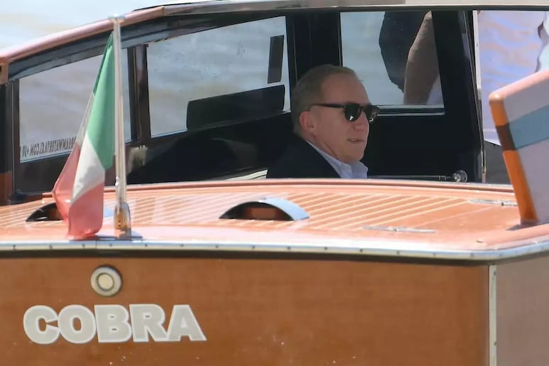 El esposo de Salma Hayek llega solo a la boda de Jeff Bezos