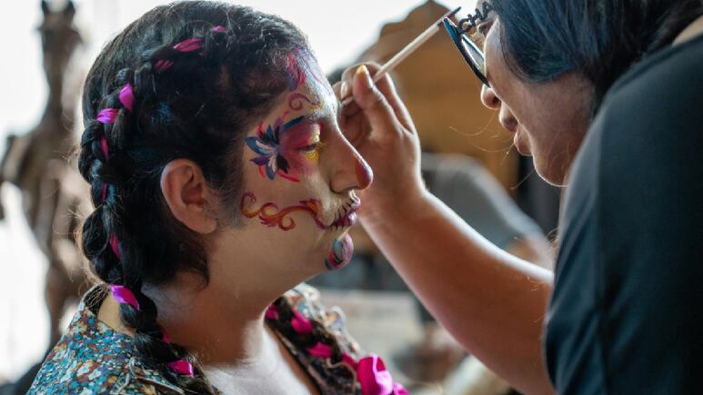 Megaprocesión de Catrinas en CDMX ofrecerá servicio de maquillaje desde 100 pesos
