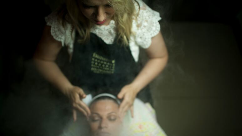 Masaje facial con vapor y agua de rosas