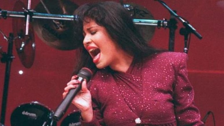 7 looks más icónicos de Selena Quintanilla que nos inspiran
