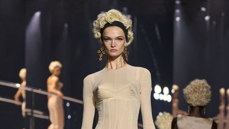 Fashion Weeks de Nueva York y Milán presentan tendencias de primavera-verano 2025