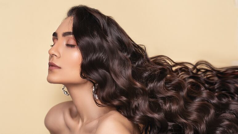 ¿Cómo rizar el cabello de manera natural con clara de huevo y pepino?