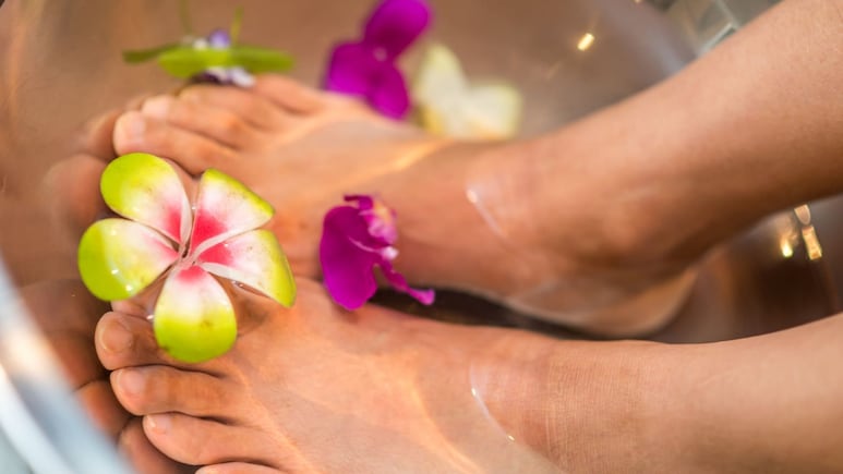Pedicure en casa: 3 remedios caseros para lucir unos pies bonitos