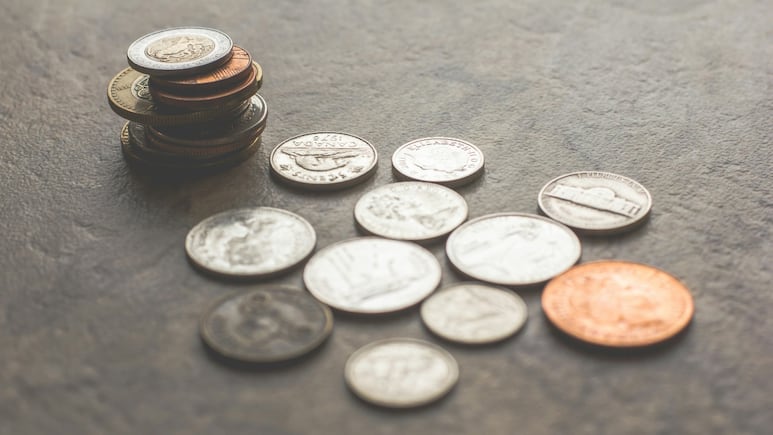 ¿Qué significa espiritualmente encontrarte con monedas en la calle?