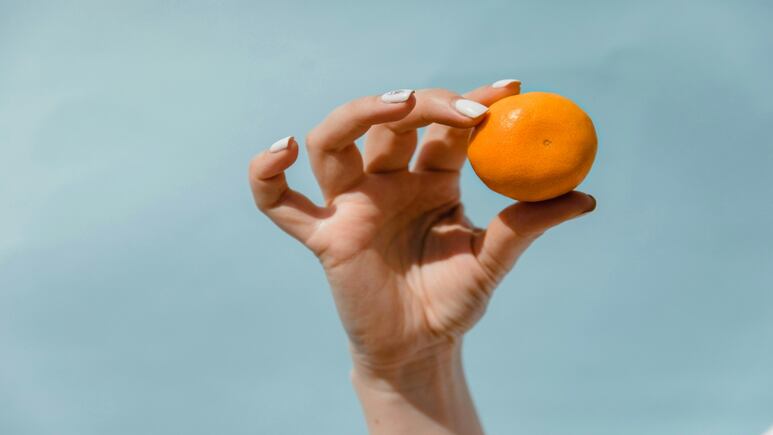 Las fruit nails son la tendencia del verano y Hailey Bieber lo sabe.