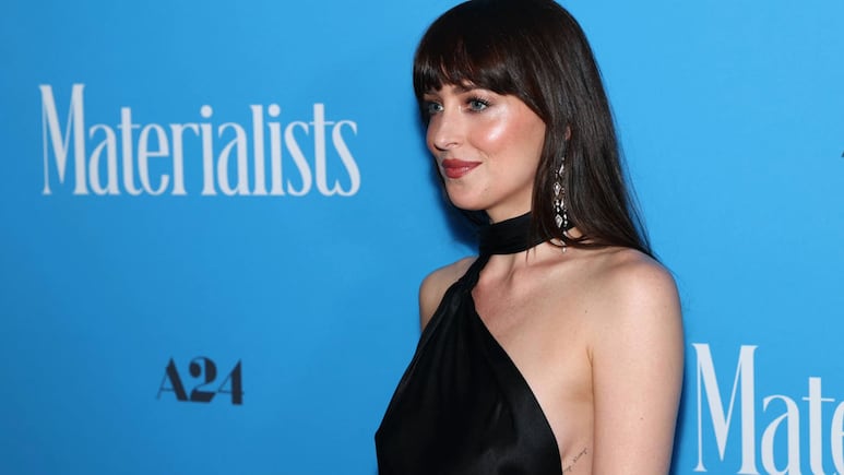 Dakota Johnson con vestido negro escotado de Gucci en la premiere de Materialists