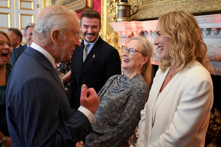 David Beckham y Meryl Streep sonríen frente al Rey Carlos III