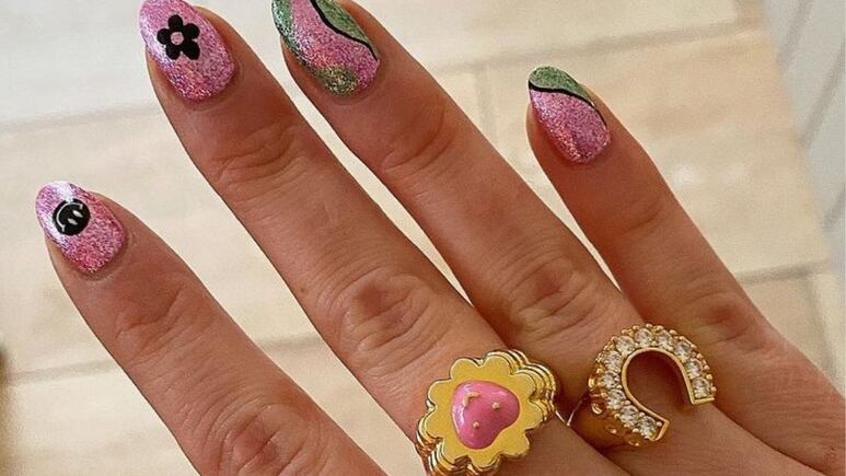 4 diseños de uñas que puedes hacer en casa para atraer el amor y dinero