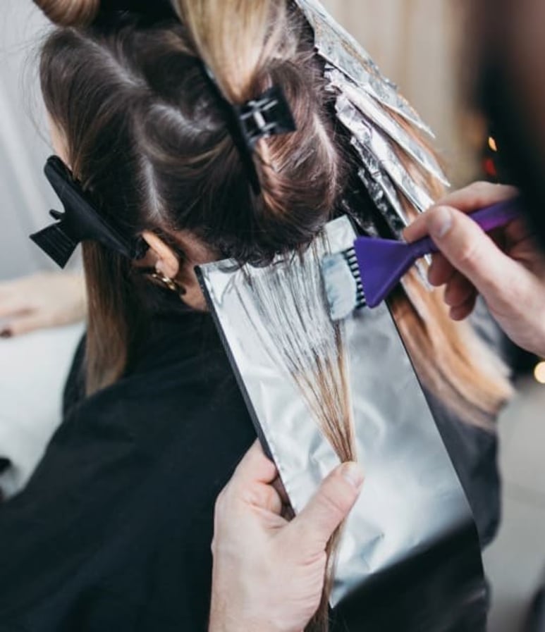 Mujer con cabello castaño y mechas tipo balayage 2025