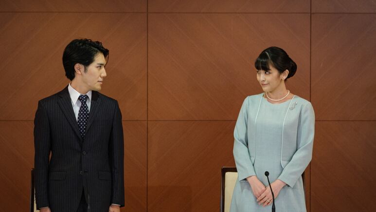 ¡Como Meghan y Harry! Princesa Mako abandona a la familia real de Japón tras casarse