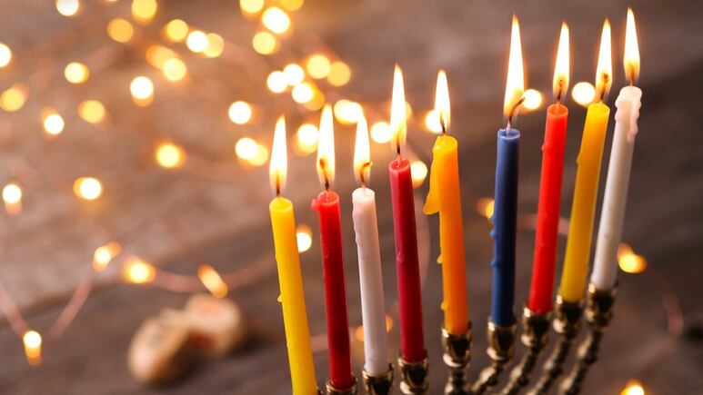 ¿Qué color de velas se prenden en Año Nuevo 2024 según lo que quieras atraer?