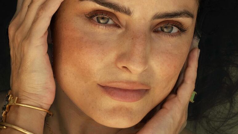 Aislinn Derbez usa este remedio casero para rejuvenecer las manos