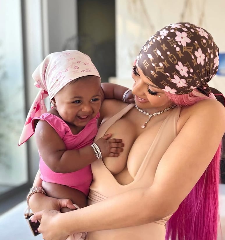 Cardi B junto a su hija Blossom