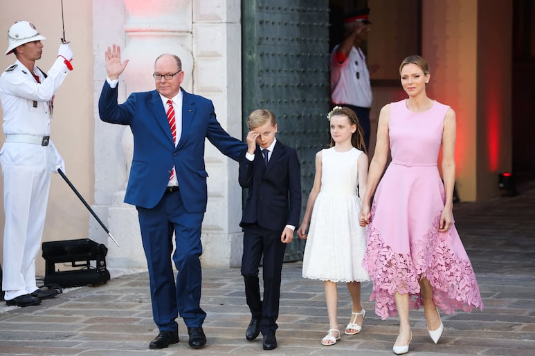 La familia real de Mónaco reunida celebrando 20 años de reinado