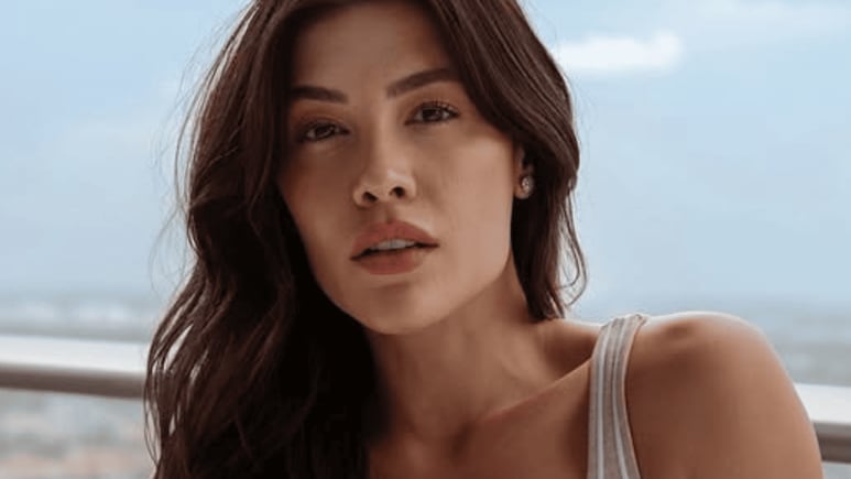 Michelle Salas usando protección solar para cuidar su piel del melasma.