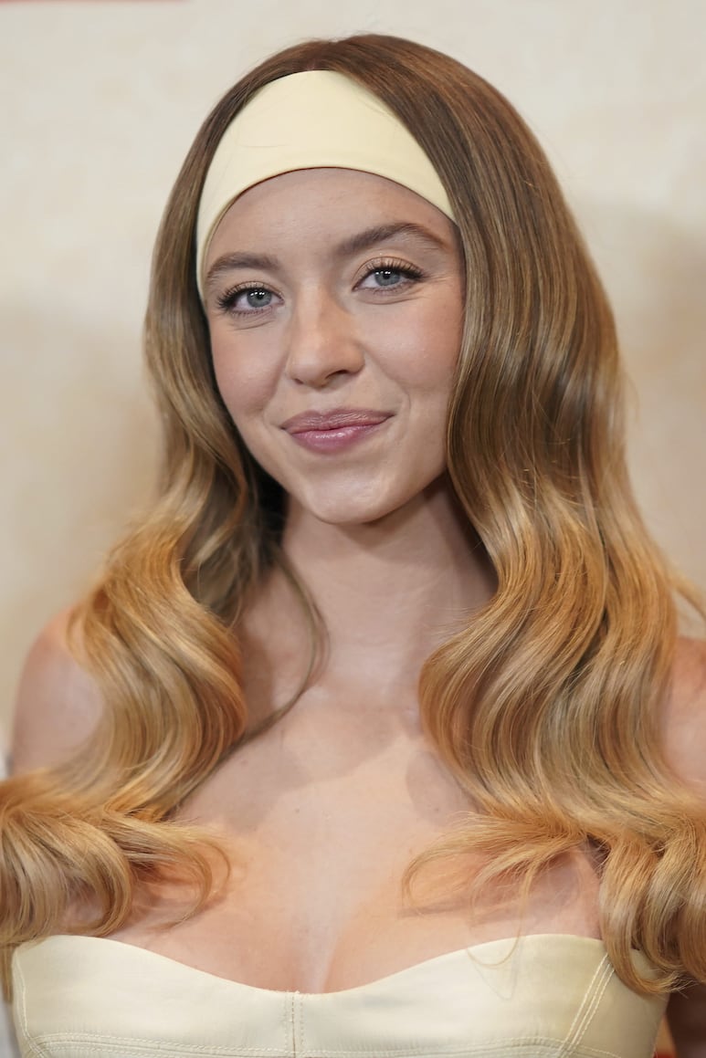 Sydney Sweeney con diadema gruesa retro en tono pastel