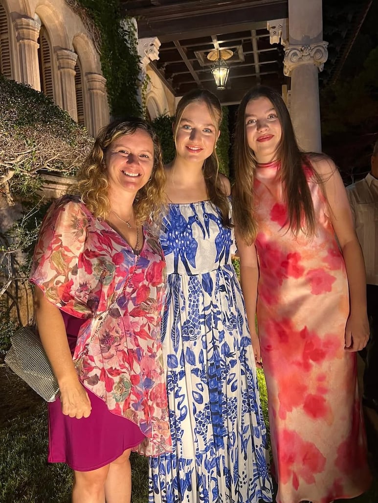 Annie Ruiz con princesa Leonor e Infanta Sofía en el cóctel de Marivent