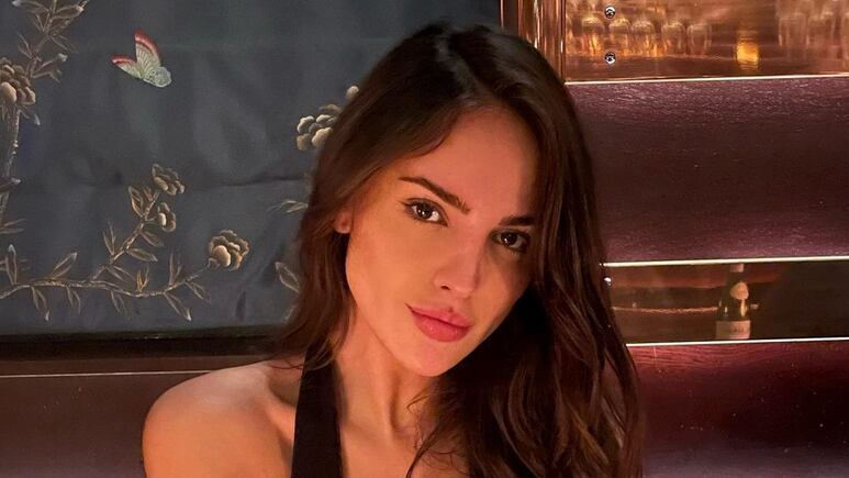 Eiza González muestra apoyo a Ucrania con outfit de pantalón acampanado color rosa pastel