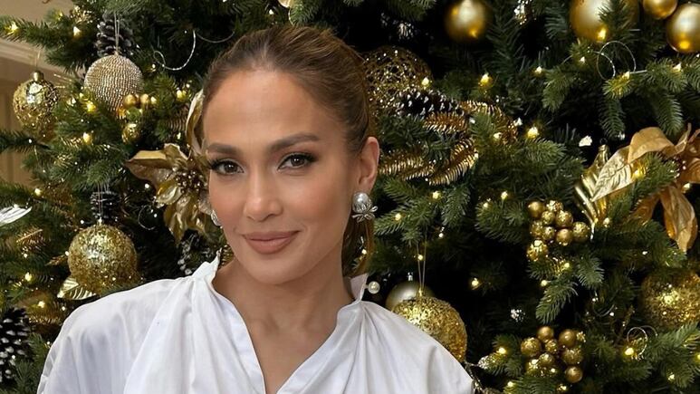 Jennifer Lopez modela el MEJOR vestido dorado para usar en Navidad o Año Nuevo