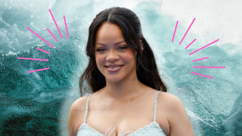 El look de embarazo más cool del verano lo tiene Rihanna con este vestido ‘baby blue’